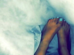 крошечные ножки под одеялом крошечные ножки под одеялом