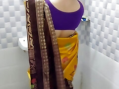 Yellow Saree Mein Apni ko Nahate Dekh Kr Raha Nahi Gya To Unko Bathroom Mein Hello Ghus Kar Tang Utha Kr Choda