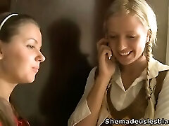 Извращенные лесбиянки в возрасте шлюха соблазнила двух молодых красоток Извращенные лесбиянки в возрасте шлюха соблазнила двух молодых красоток