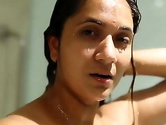 pooja laxmi joshi douche sur elle, fliz films