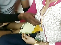 julie, maman tamoule, apprend à avoir des relations sexuelles avec son beau-fils en prenant une gorge profonde et du sperme dans la bouche