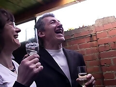 abuela alemana folla con los amigos de su marido después de la fiesta abuela alemana folla con los amigos de su marido después de la fiesta