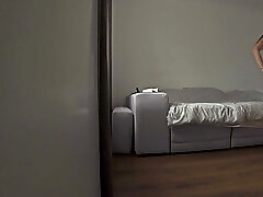 esposa madura se folla al amigo de su esposo después de limpiar la habitación, aún no lo ve su esposo. trampa real esposa madura se folla al amigo de su esposo después de limpiar la habitación, aún no lo ve su esposo. trampa real