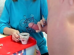 milf mamie boit du café avec du sperme tabou, grosse bite énorme charge 6 min