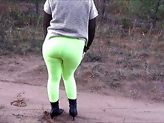 gros culs en leggings jaune