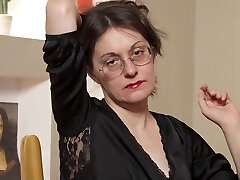 Solo brunette enjoys while finger-banging her shaved cunt - Barbara