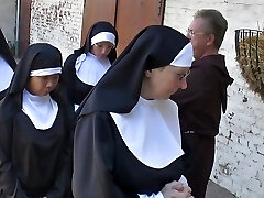 a la monja le encanta follar al aire libre a la monja le encanta follar al aire libre
