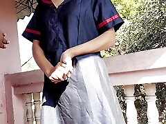 Gav se ahi hu hi ladaki ko bahar lekar uske manager ne chod diya
