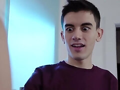 мама удивляется огромный член своего сына мама удивляется огромный член своего сына