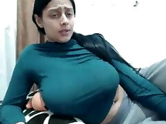 भारतीय सफेद लड़की उसके बड़े स्तन में