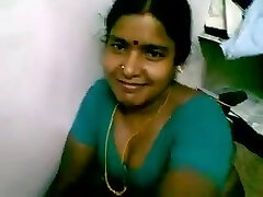 Horny guy has fun with his juicy indian mega-bitch on bed