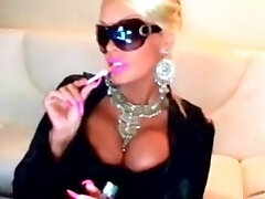 Smokingly Hot Queen 1 Smokingly Hot Queen 1