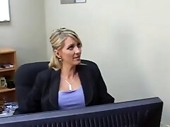 कार्यालय में दो मर्दों में एक महिला