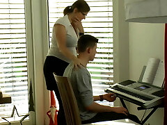 el estudiante de piano con la enorme polla el estudiante de piano con la enorme polla