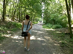 Public am See vom Spanner gefickt