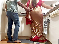 indiano coppia romance in il cucina-saree sesso-saree sollevato su e culo sculacciato