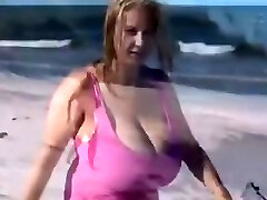 सबसे बड़ी स्तन के साथ समुद्र तट पर