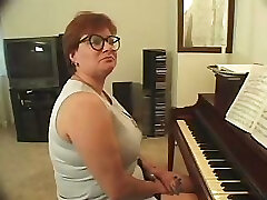 खूबसूरत पियानो शिक्षक का भंडाफोड़ हो रही skewered दो लंड के साथ