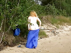 Rosa walks and switches clothes on the beach