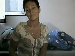 Kurzhaarige kommt das erste mal durch einen dildo