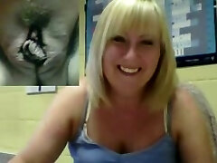 mamá con cuerpo y grandes tetas masturbándose para mí en la webcam