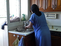 गर्भवती मिस्र पत्नी क्रीम पाई हो जाता है, जबकि व्यंजन कर रही