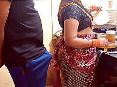 Desi bhabhi kitchen me khana bana rahi thi tabhi devar ne piche le bhabhi ki