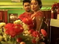 Hot aunty has romance with dude...