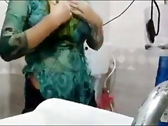 Pakistani Aunty in the Bath, Sexy Video