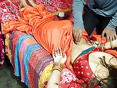 süße saree blbhabhi wird mit ihrem devar nach einer eismassage auf dem rücken auf hindi ungezogen für harten sex