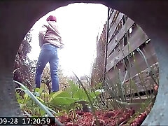 la abuela mear al aire libre y en el baño