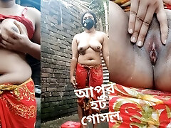 我的妹妹做她的洗澡录像。 美丽的孟加拉国女孩大胸部成熟的淋浴与全赤裸裸的