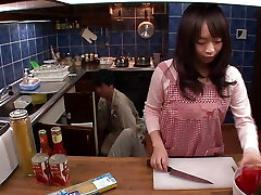 une milf japonaise nymphomane trompe son mari juste devant ihm!