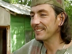 pequeña dama de tetas de alemania es follada al aire libre por una polla gruesa pequeña dama de tetas de alemania es follada al aire libre por una polla gruesa