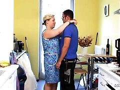 mamá madura alemana con curvas seduce a un trabajador tímido para follarla mamá madura alemana con curvas seduce a un trabajador tímido para follarla