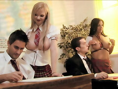 chicas universitarias chupando pollas y teniendo sexo grupal en el aula