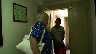 kumpel verführt alte vollbusige blondine zum schwanzreiten