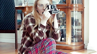 SEXY MOMMA - River Lynn Knows What Step Mom Lindsay Enjoys