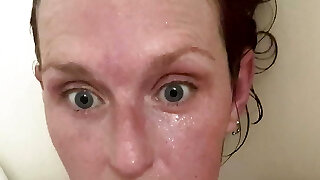 petite mom's perfekte, freche brüste hüpfen nach dem masturbieren in der badewanne und lassen ihr herz unglaublich hart und schnell schlagen