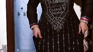 Punjabi Bhabi Ne Bihari Ko Muth (Hand-job) Maarte huye Pakda, Moonh Pe baith kar choot chatwaayi,Hindi and Punjabi Audio