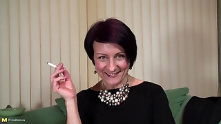 Ravishing mature stunner with shaved fuckbox rubbing it in an robust solo shoot