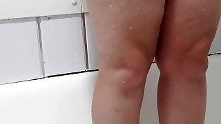 stiefmutter wird nackt im badezimmer erwischt und wäscht ihren körper vor stiefsohn