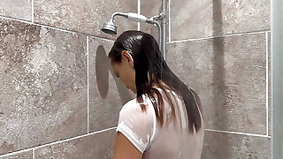 vier badezimmer und eine küchenspüle - wetlook