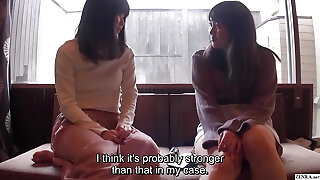 japanische lesbische college-freunde kommen im badehaus zu einander