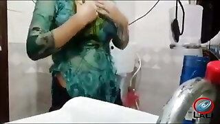 pakistanische tante in der badewanne, wundersame film