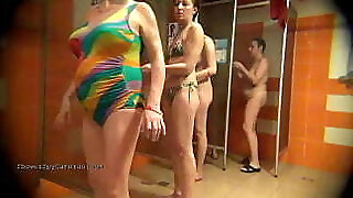 echtes russisches weibliches öffentliches badezimmer ausgesetzt