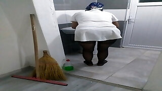 natürliche hausfrau im hijab beim putzen