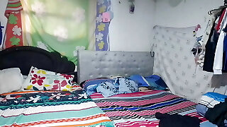 ich nehme meine stiefschwester auf, während sie das zimmer aufräumt, was für einen schönen arsch sie hat, ich will sie ficken