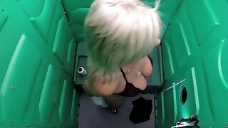 Porta Gloryhole Mature dame sucks cock in por