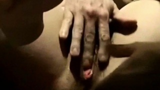 Er liebt das Spiel mit Ihrer Reifen vagina